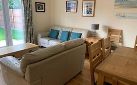 Cheerful 3 Bedroom Home Close To Beach And High St